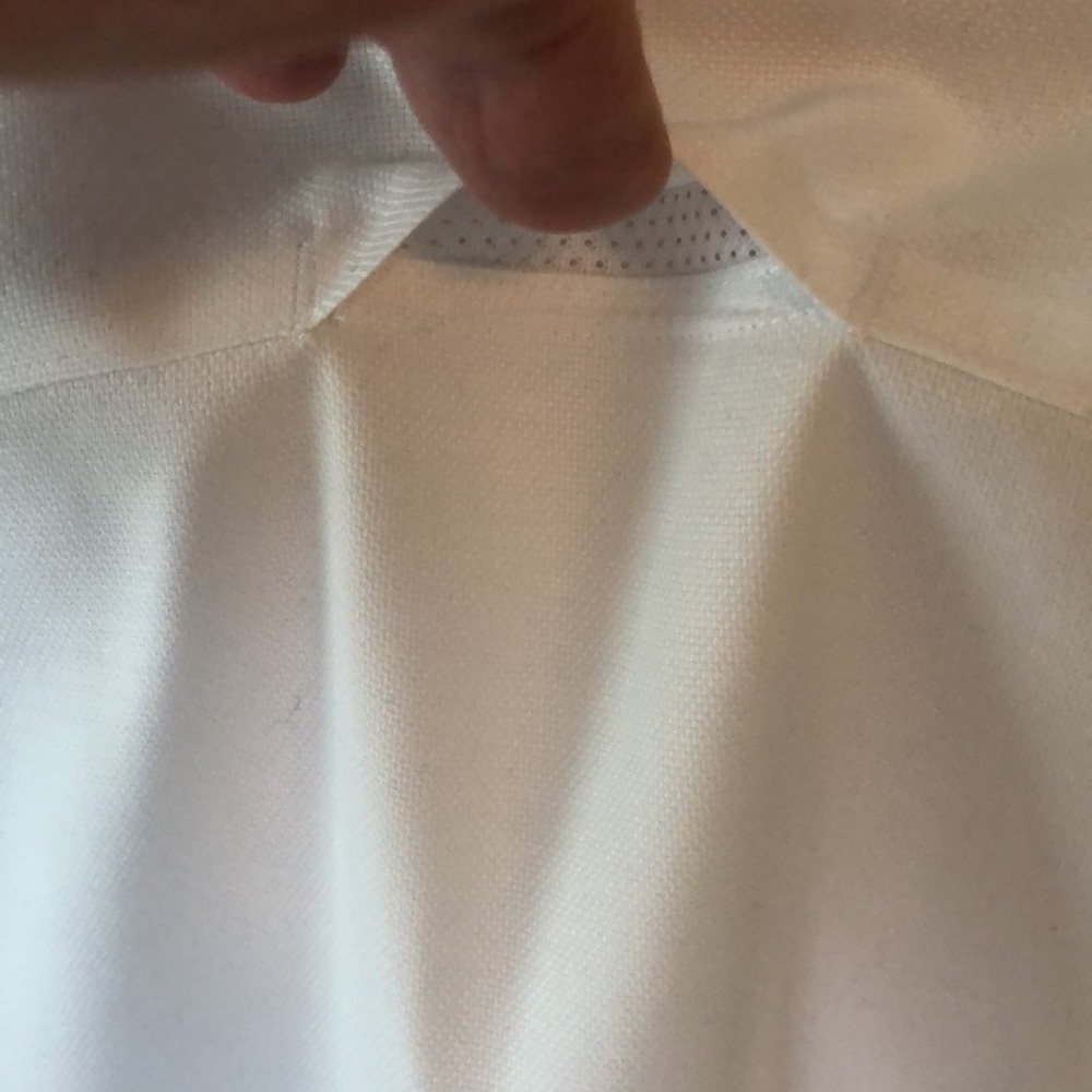 Mens White Orvis Button Down Shirt with unique venting across back of neck - Picture 4 of 4